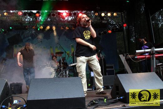 Uwe Banton (D) with Ganjaman and The Evolution Band 17. Reggae Jam Festival - Bersenbrueck 06. August 2011 (7).JPG